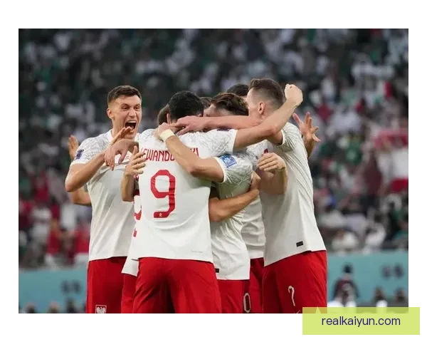 波兰队主场球衣延续白红经典配色